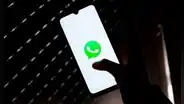 ¿Por qué la pantalla de tu teléfono se apaga cuando escuchas audios de WhatsApp?