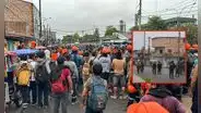 Tensión en Iquitos: policías y manifestantes se enfrentan en medio de protestas por cortes de luz