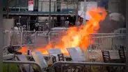 Hombre se prende fuego frente al tribunal donde Donald Trump es juzgado en Nueva York