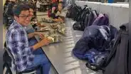 Estudiantes de la UNI y las insólitas cosas que hacen para tener turno cena: "Dejan el maletín en la cola"