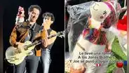 Peruana regaló llamita a los Jonas Brothers y cantantes la mostraron en sus conciertos: “Se fue de gira”