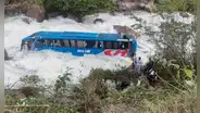 Once heridos y un policía desaparecido deja otra caída de bus
