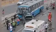Triple choque en Vía Evitamiento: accidente con bus dejó un fallecido y 28 heridos cerca de Puente Nuevo
