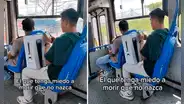 Peruano sorprende al viajar en bus público con su PlayStation 5 y le dicen: “No le quedó para el Uber”