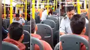 Captan a cobrador de bus con camisa de piloto y usuarios bromean: “Con El Chino vuelas”