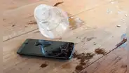 ¿Se mojó tu celular y ya no enciende? Esto es lo que debes hacer para cuidarlo