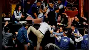 Diputado de Taiwán roba un proyecto de ley para que no sea aprobado y huye del Parlamento en medio de pelea