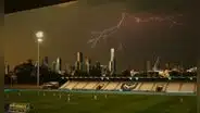 Hombre de 30 años muere tras ser impactado por un rayo en una cancha de fútbol