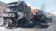 Arequipa: tráiler se incendia en carretera y conductor se salva de milagro