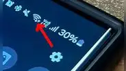 ¿Qué significan las flechas de arriba y abajo que salen al lado del ícono de WiFi, datos y bluetooth?