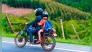 Esta es la edad mínima para que un niño viaje en moto, según la ley de Colombia