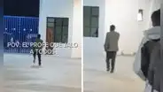 Docente peruano sale saltando de universidad  y alumnos reaccionan: "Después de jalar a todos"