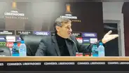 Bustos increpó y tuvo tensa discusión con periodista tras derrota de la 'U': "Quieres manipular la situación"