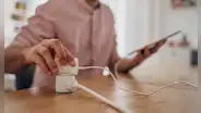 ¿Tu cargador de celular se caliente? Estas pueden ser las razones y así puedes solucionarlo