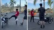 Tiktoker regaló una moto a ambulante, pero este último sorprende con reacción: “¿Me vienes a humillar?”