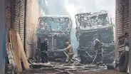 Cinco buses terminan calcinados en cochera