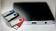 ¿Cómo conectar una memoria USB a la entrada USB-C de tu teléfono y qué ocurre al hacerlo?