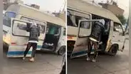 Captan a cobrador cargando puerta de combi y en redes bromean: “Soy peruano y no me sorprende”