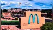 El ÚNICO McDonald’s con logo azul del mundo está en América: destaca en una ciudad de montañas rojas