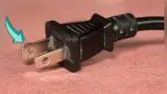¿Para qué sirven los agujeros que muchos enchufes tienen en sus clavijas?