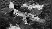 Esta es la historia del piloto de la Segunda Guerra Mundial que fue enterrado junto a su avión en el fondo del mar