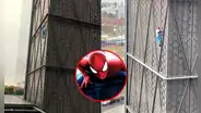 "Hombre Araña", sujeto trepó un edificio de 30 pisos de altura y fue capturado antes de llegar a la cima
