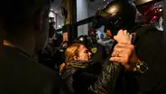 Autos incendiados, balas de goma y más: estas son las impactantes imágenes de la jornada de protesta en Argentina