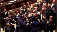 Diputados se agarran a golpes en Parlamento italiano: uno tuvo que ser evacuado en silla de ruedas