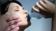 ¿Consumes agua embotellada? Estudio indica que podrías estar ingiriendo plástico
