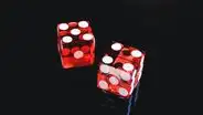 Juegos de dados versus máquinas tragamonedas: ¿cuál ocupa el primer lugar en el podio?