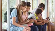 Adolescentes cambian su teléfono inteligente por uno 'tonto' y estos son los cambios que notaron
