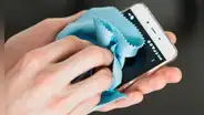 No dañes tu smartphone al limpiarlo: los mejores accesorios para asear correctamente tu móvil