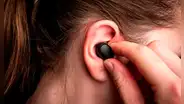 ¿Usas audífonos? Estos son los riesgos de no limpiarlos y cómo debes hacerlo sin que se dañen