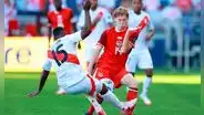 Miguel Araujo deja a Perú con 10: defensa recibió tarjeta roja por dura entrada en partido ante Canadá