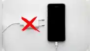 Igual que Apple y Samsung: esta popular marca lanza un nuevo smartphone y no incluye cargador