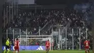 Universitario vs. Colo-Colo fue suspendido: hinchas del Cacique atacaron a los aficionados de la 'U' en el Monumental de Chile