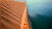 El increíble país donde el desierto y el mar se juntan: las dunas alcanzan los 300 metros de arena rojiza