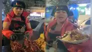 Peruana la rompe vendiendo anticucho carretillero en Argentina: clientes hacen cola por su sazón