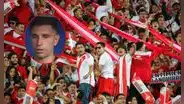 ‘Dibu’ Martínez y su ‘chiquita’ a la hinchada peruana que asistió al estadio en el Perú vs. Argentina