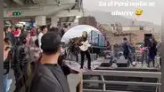 Como Los Beatles: jóvenes improvisan concierto en techo de casa al frente del Metro de Lima