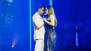 Carlos Rivera y Cynthia Rodríguez demuestran su amor con un beso apasionado en emotivo concierto