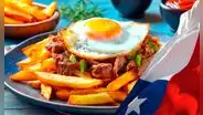Este plato de Chile, con orígenes en la Guerra del Pacífico, es conocido como ‘lomo saltado chileno’