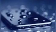 ¿Qué ocurriría si te bañas mientras tienes el teléfono, los audífonos o tu smartwatch cerca de ti?