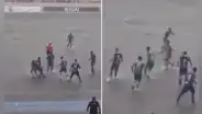 Liga 2: jugadores disputan un partido en medio de una cancha inundada por fuertes lluvias