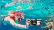 ¿Quieres tomar fotos bajo el agua, pero tu celular no soporta? Este accesorio te permite lograrlo