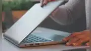 ¿Sabías que puedes hacer que tu laptop siga encendida aunque cierres la tapa? Te enseñamos