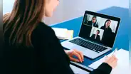 ¿Haces videollamadas en Zoom, Meet o Teams? Así es el efecto de ‘Espejo infinito’ y cómo se evita