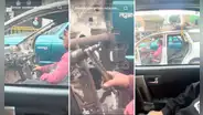 Hombre sorprende al conducir un auto destartalado y usuarios bromean: “Seguro viene de su revisión técnica”