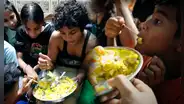 Peruano prepara causa limeña a una familia en la INDIA y reacción sorprende: "el limón le cambia el sabor"