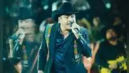 Julión Álvarez sufre acoso de fan durante show y usuarios lo defienden en redes: "Mi señorón merece respeto"